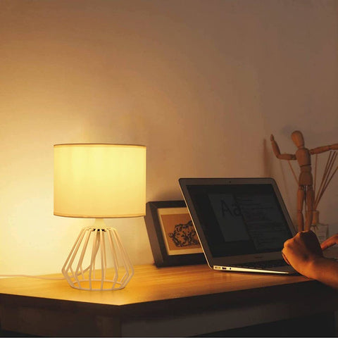 Nachtkastje, tafellamp met opengewerkte voet en witte stoffen kap, minimalistische bureaulamp voor slaapkamer, woonkamer, kantoor (E27-lamp niet inbegrepen)