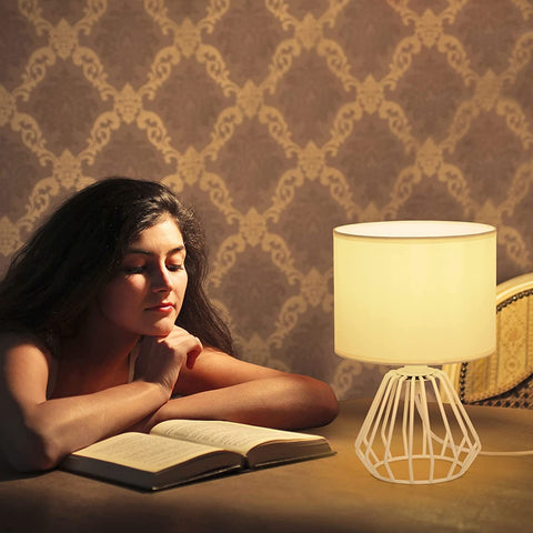 Nachtkastje, tafellamp met opengewerkte voet en witte stoffen kap, minimalistische bureaulamp voor slaapkamer, woonkamer, kantoor (E27-lamp niet inbegrepen)