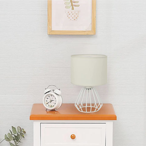 Nachtkastje, tafellamp met opengewerkte voet en witte stoffen kap, minimalistische bureaulamp voor slaapkamer, woonkamer, kantoor (E27-lamp niet inbegrepen)